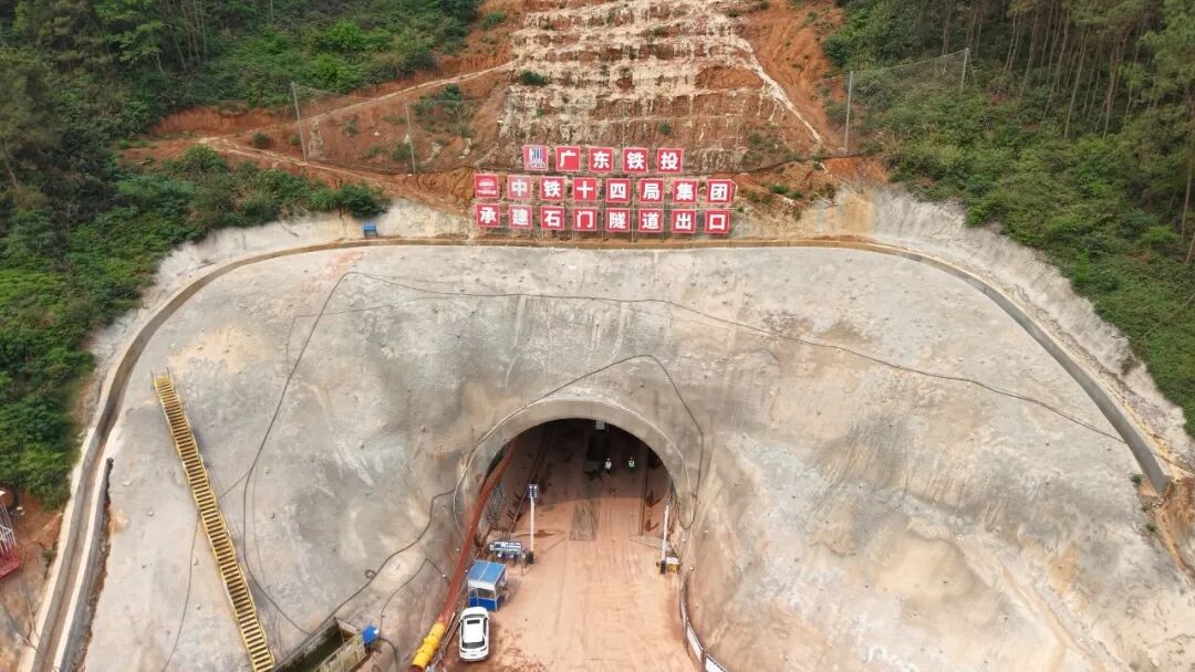 thisisGBA's tweet image. #Transportation | The Shimen Tunnel of the Shenzhen–Nanning High-speed Railway broke through on April 6 in #Yunfu. 🚄⛰️The 3rd completed tunnel in Yun'an District—after Zhudoufu &amp;amp; Minfu—marks a major boost in the project's progress. 

When operational, the railway will cut the