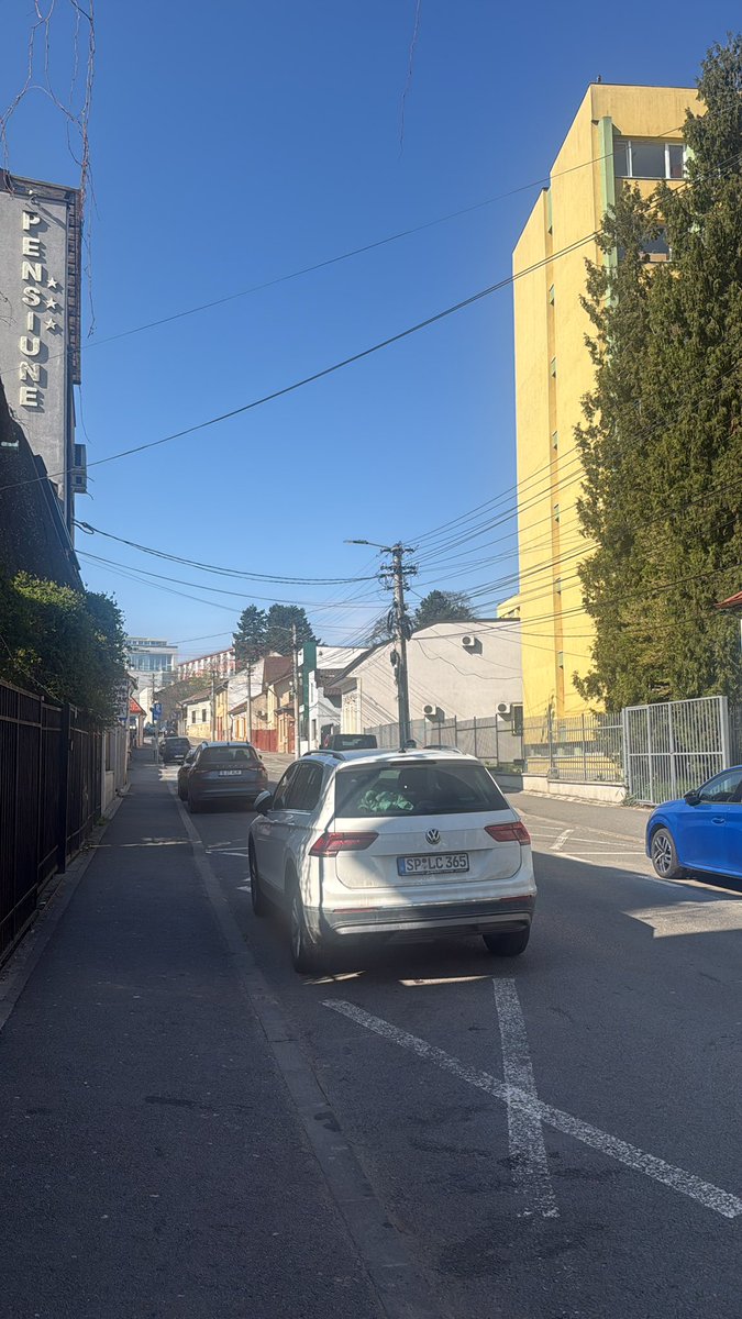 昨日は雪が降って驚きました。今日も寒い。暖かいドバイが懐かしいですね。
ルーマニアは明後日は復活祭。その日だけはガソリンスタンド以外は全て休みです。ウチの本店は変わらず通常営業です。既に予約もチラホラ。
街中は人影無し😂