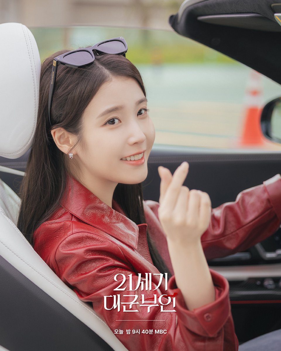 아이유(IU) tweet media