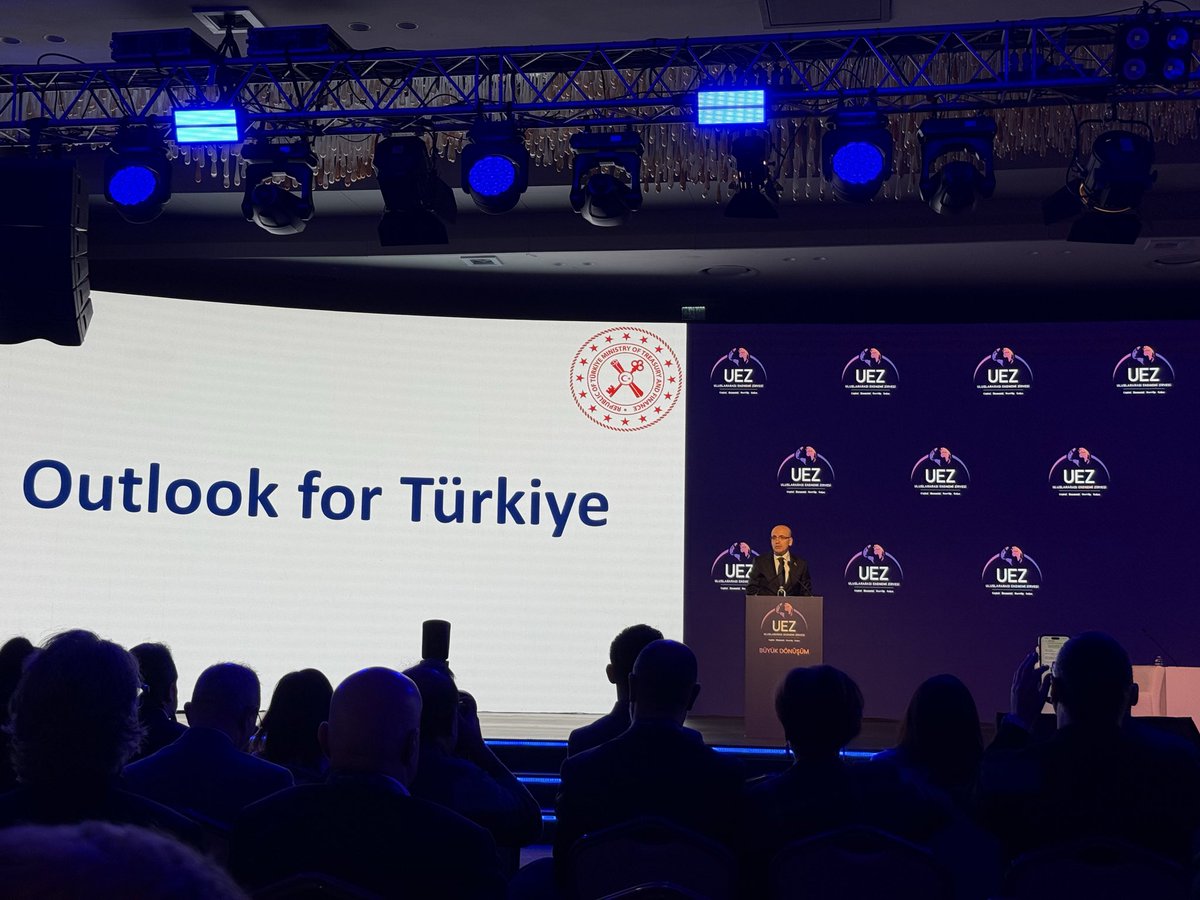 marcomturkiye's tweet photo. T.C. Hazine ve Maliye Bakanı Mehmet Şimşek Uluslararası Ekonomi Zirvesi'nde küresel ekonomi, jeopolitik riskler ve Türkiye üzerindeki etkileri üzerine sunumunu gerçekleştiriyor. #uez2026 https://t.co/sgQZBxDNRV