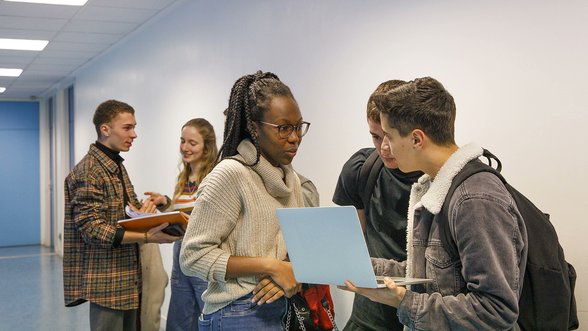 EMI_edu_num's tweet image. [#VendrediLecture] #EspritCritique des élèves
➡️Note d’Information DEPP avril 2026
"Une meilleure capacité de discernement de l’#information en seconde qu’en sixième mais un niveau comparable d’adhésion aux croyances conspirationnistes" @education_gouv
education.gouv.fr/depp/une-meill…