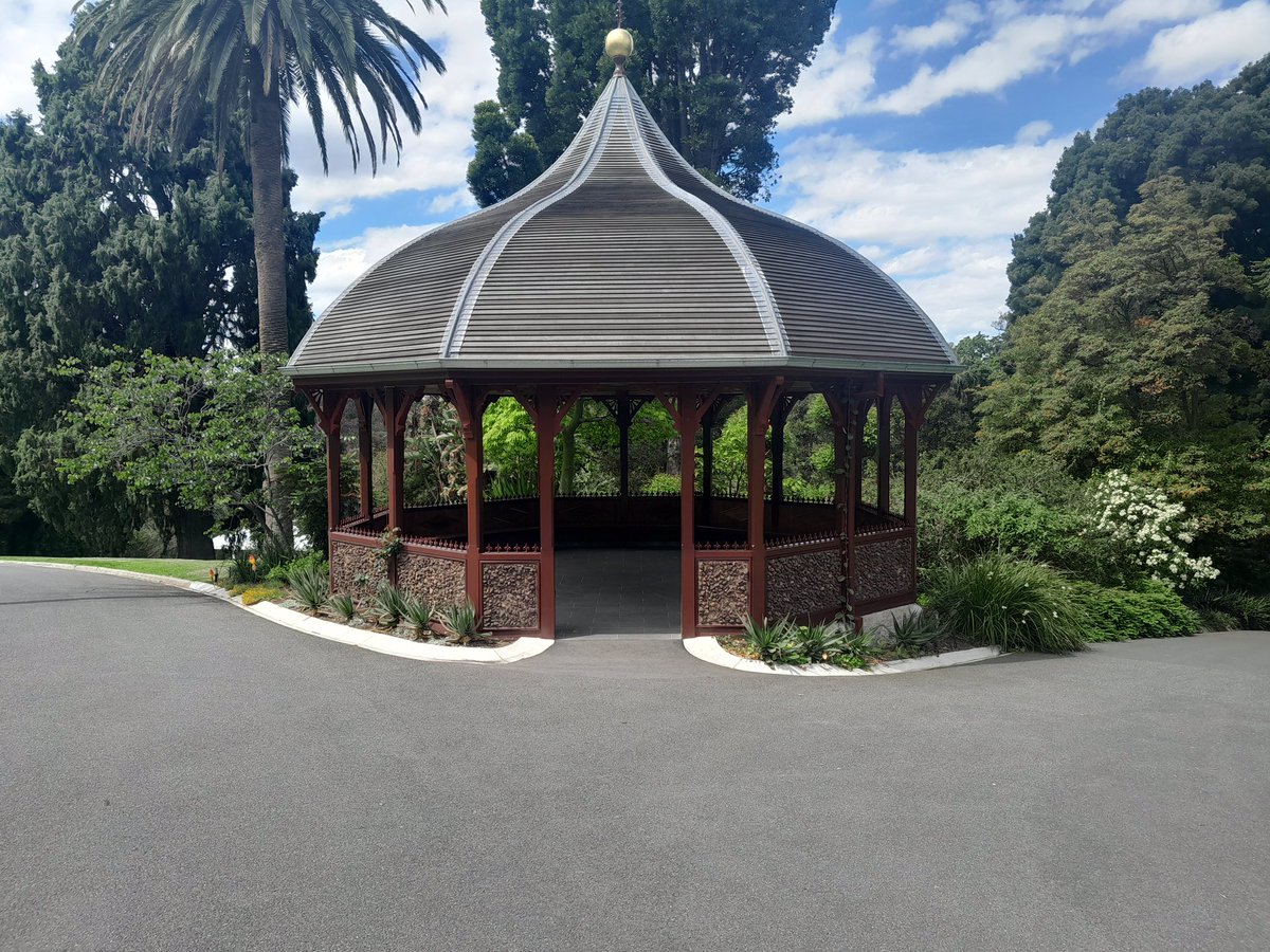 newsatsix1986's tweet image. Do you remember when Dale interviewed elderly sisters Ruth and Avis about their memories of the 1910 Halley’s Comet?

The Rose Pavilion is in the background, and this is in the Royal Botanic Gardens in Melbourne, just like The Observatory!

#TheNewsreader #TheNewsreaderOnLocation