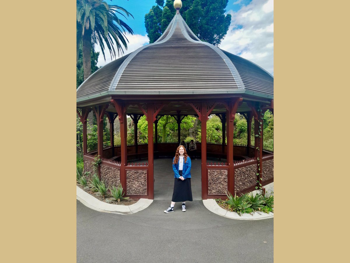 newsatsix1986's tweet image. Do you remember when Dale interviewed elderly sisters Ruth and Avis about their memories of the 1910 Halley’s Comet?

The Rose Pavilion is in the background, and this is in the Royal Botanic Gardens in Melbourne, just like The Observatory!

#TheNewsreader #TheNewsreaderOnLocation
