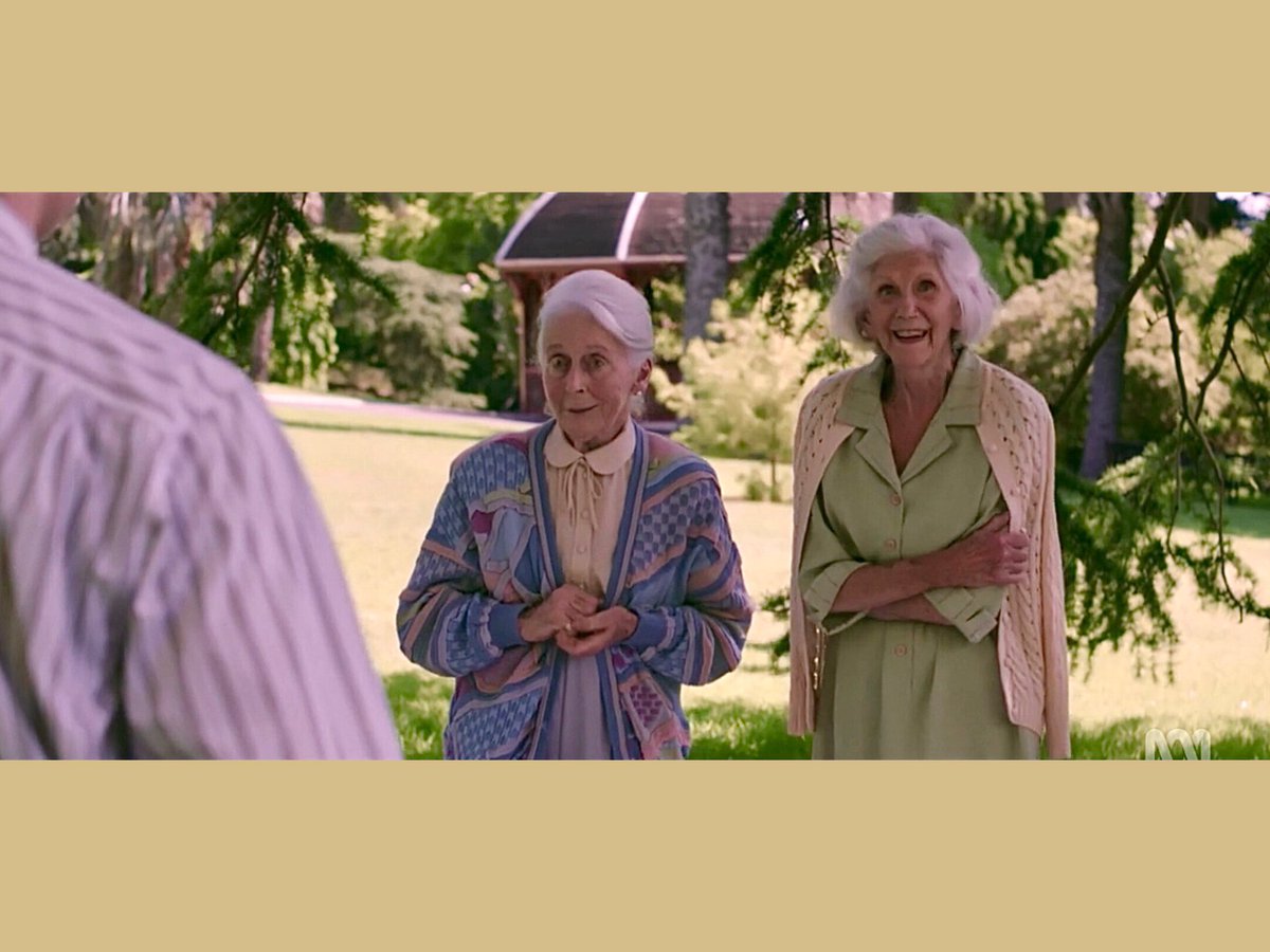 newsatsix1986's tweet image. Do you remember when Dale interviewed elderly sisters Ruth and Avis about their memories of the 1910 Halley’s Comet?

The Rose Pavilion is in the background, and this is in the Royal Botanic Gardens in Melbourne, just like The Observatory!

#TheNewsreader #TheNewsreaderOnLocation