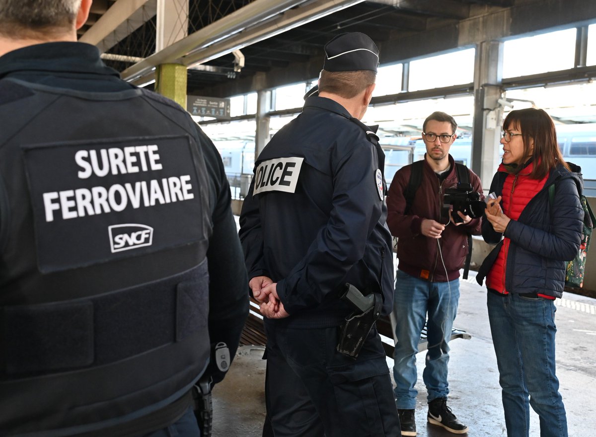 Prefet57's tweet photo. #Sécurité 📷📷📷 | La réserve opérationnelle de la #PoliceNationale mobilisée, avec la #SUGE, pour la sécurisation des lignes ferroviaires et des #usagers en #Moselle
Ce jeudi 9 avril, Jacqueline Mercury-Giorgetti, directrice de cabinet du @Préfet57, et Isabelle Sire-Ferry, directrice interdépartementale de la police nationale, ont rencontré la première patrouille de réservistes de la police nationale qui participe, avec la sûreté ferroviaire, à la sécurisation des usagers et des voyageurs des lignes ferroviaires en Moselle.
📷 La sécurité des voyageurs et des personnels est une priorité. Assurer une présence visible, dissuasive et réactive permet de prévenir les vols et autres incivilités dans un contexte de recrudescence de ces délits dans les trains.
Dans ce cadre, des patrouilles de réservistes opérationnels de la Police nationale (ROPN) sont mises en place à bord des TER et dans les gares, en priorité sur les axes Metz - Thionville et Metz - Forbach, en coordination avec la Surveillance Générale (SuGe), de la SNCF.
📷En Moselle, la police nationale compte 185 réservistes parmi lesquels 123 civils et 62 anciens policiers. Ce dispositif permet aux citoyens, aux retraités de la Police nationale et aux anciens policiers-adjoints (ex ADS) d’intégrer un service de police pour apporter un renfort temporaire opérationnel aux services actifs dans leurs missions quotidiennes.
📷 © Préfecture de la Moselle.
#PoliceNat57 #PoliceNationale #ROPN #SNCF #Sécurité #Protéger #PrefetZoneEst #Engagement