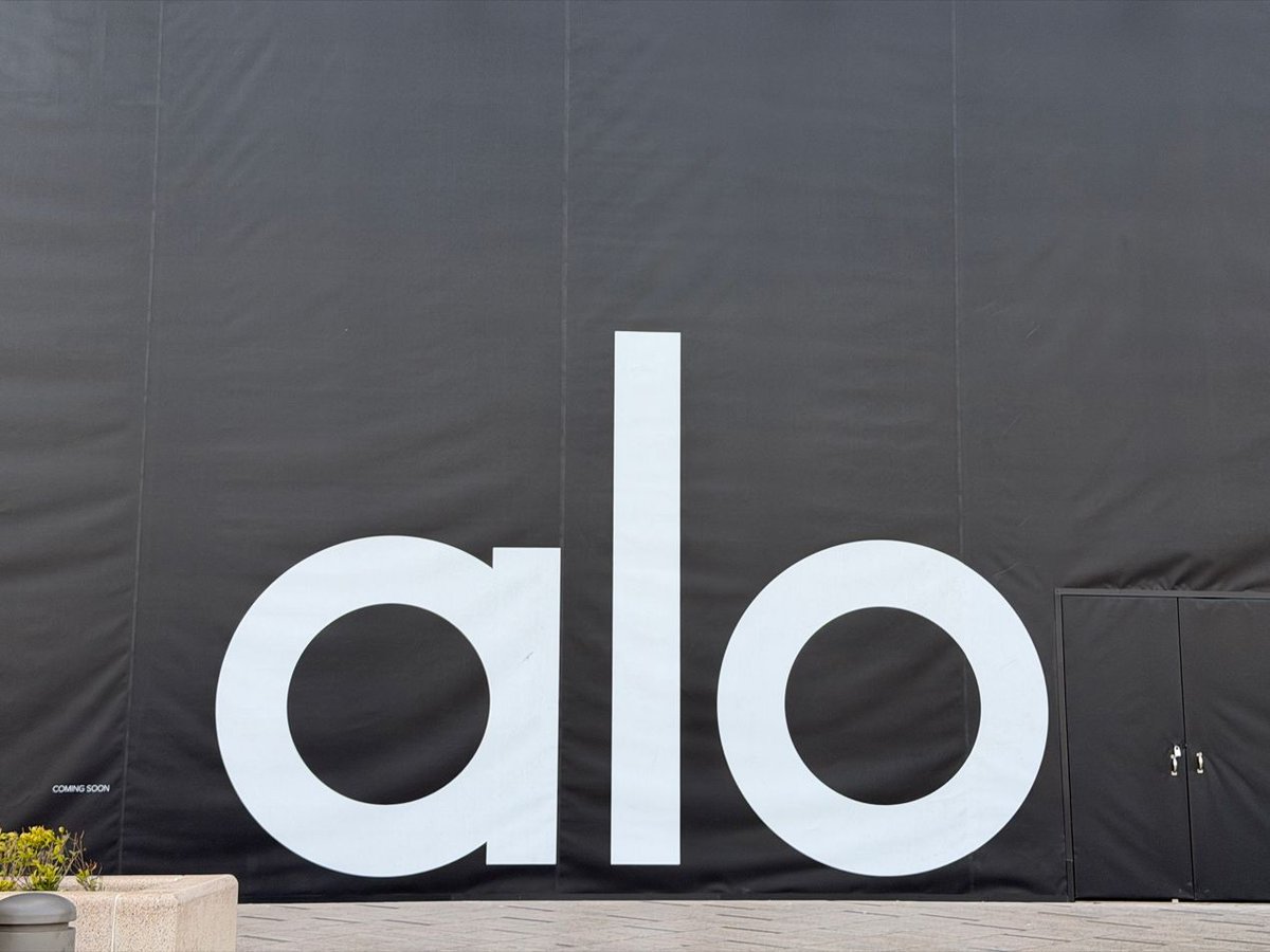 jiemian_news's tweet image. Alo Yoga is stepping up its China push, hiring luxury-sector executives as it takes on rivals like lululemon and builds a premium image. #AloYoga #ChinaStrategy  #LuxuryRetail en.jiemian.com/article/142345…