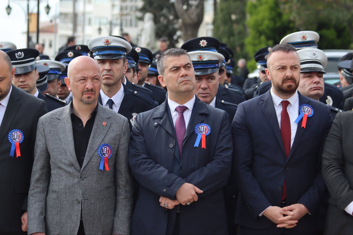 av_aligumus's tweet photo. Türk Polis Teşkilatımızın 181. kuruluş yıl dönümü vesilesiyle, tarihi Valilik binamız önünde düzenlenen çelenk sunma törenine katıldık.

Milletimizin huzur ve güvenliği için gece gündüz demeden fedakârca görev yapan tüm emniyet mensuplarımıza şükranlarımı sunuyor, aziz şehitlerimizi rahmetle, gazilerimizi minnetle anıyoruz.