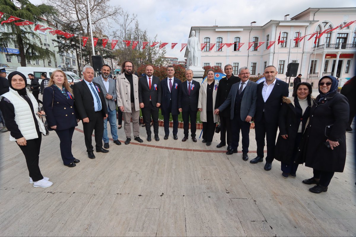 av_aligumus's tweet photo. Türk Polis Teşkilatımızın 181. kuruluş yıl dönümü vesilesiyle, tarihi Valilik binamız önünde düzenlenen çelenk sunma törenine katıldık.

Milletimizin huzur ve güvenliği için gece gündüz demeden fedakârca görev yapan tüm emniyet mensuplarımıza şükranlarımı sunuyor, aziz şehitlerimizi rahmetle, gazilerimizi minnetle anıyoruz.