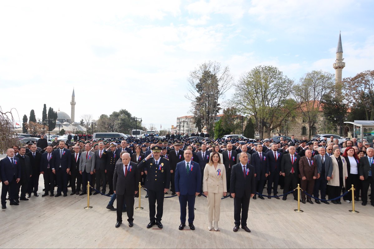 av_aligumus's tweet photo. Türk Polis Teşkilatımızın 181. kuruluş yıl dönümü vesilesiyle, tarihi Valilik binamız önünde düzenlenen çelenk sunma törenine katıldık.

Milletimizin huzur ve güvenliği için gece gündüz demeden fedakârca görev yapan tüm emniyet mensuplarımıza şükranlarımı sunuyor, aziz şehitlerimizi rahmetle, gazilerimizi minnetle anıyoruz.