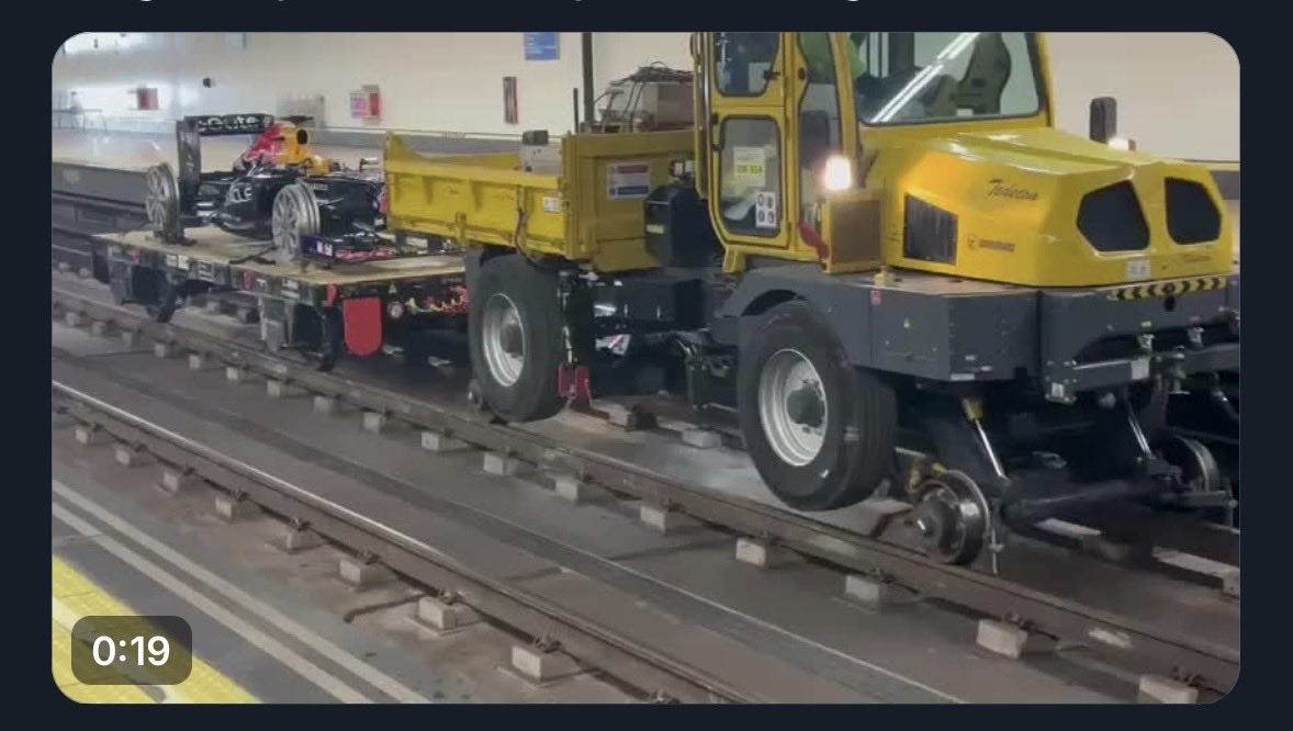 Un día te cierran la línea 10 para hacerle un museo a Florentino y al otro te encuentras un coche de Fórmula 1 en las vías.
Ayuso ha hecho de Metro en un plató de promoción turística mientras los incidentes se multiplican y los trenes van abarrotados.

Fotos d @kaidon.bsky.social