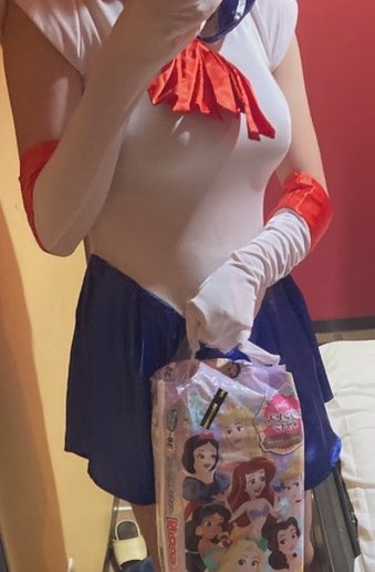 Rena04517's tweet photo. お先にチェックイン🏩

お相手さんから要望があったのでこちらのコスにしました💕
次回は19時〜変わらず池袋で募集します

お相手さんからお使いでムーニーSB女の子用とグーンプリンセスBIG頼まれて買って行ったらホテルの人にめっちゃ見られちゃって恥ずかしい💦 https://t.co/TV20Vq6WCe