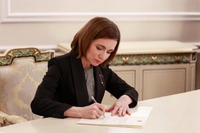 ismetyukcell's tweet image. #Moldova, #Rusya merkezli Bağımsız Devletler Topluluğu’ndan (BDT) resmen çıkıyor.

Cumhurbaşkanı Maia #Sandu, BDT’in kuruluş anlaşmalarını fesheden kararnameyi imzaladı. Karar 8 Nisan’da yürürlüğe girdi (tam ayrılık için 12 aylık bildirim süresi var).

Bu adım, Moldova’nın Sovyet