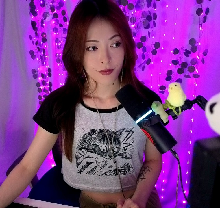 LIVE checking out some game showcases with chatski then we game :D