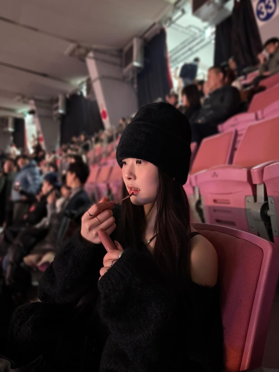 swan hours tweet media