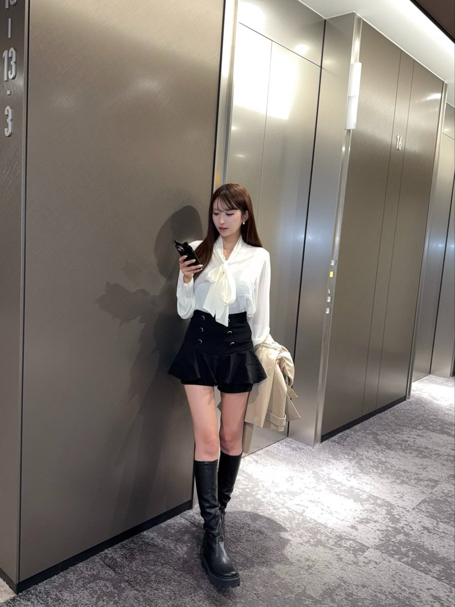 nyankoitomo's tweet photo. お仕事できる風出勤コーデ🖊🖤
この時期ブラウス着たくなる https://t.co/jhzIDDavjo