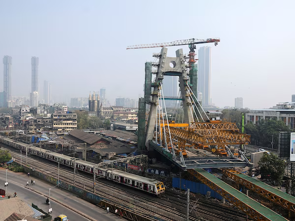 ForbesIndia's tweet photo. India’s investment cycle just hit a sharp pause.

Fresh capex announcements plunged 54.9% YoY in Q4FY26, the steepest drop in over five years.

Let’s dive into what the data is really saying.

🧵by @ShadowzAndDust https://t.co/uD22l1Sfnh