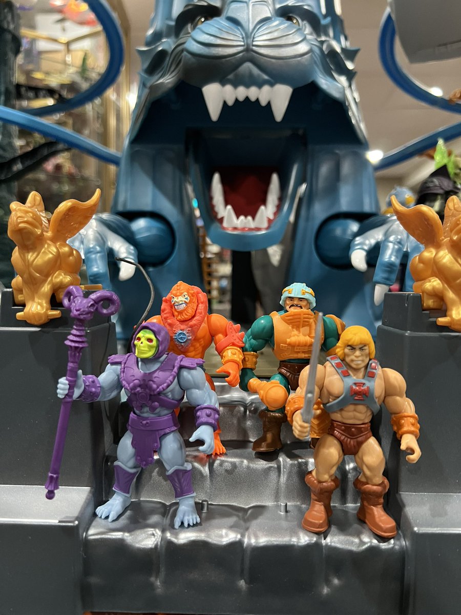 Toyhuntersholl2's tweet photo. Mighty Masters He-Man & Skeletor arrive!
These could be an awesome mini line if they expand on it
We've already got a playset for them ;-)
@MattelCreations maybe some vehicles....
#heman #skeletor #eternia #bythepowerofgrayskull #mightymasters https://t.co/GsteTFAX99