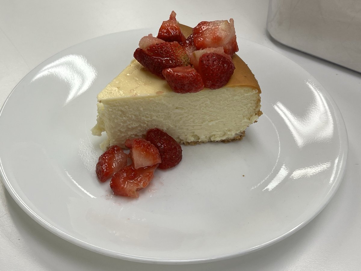 Insecure_Mice__'s tweet image. made a #BOMBASS cheesecake yesterday and it looked and tasted #AMAZING don’t trust my teammates when they say they helped i made the thing mostly by myself bcuz they’re were #FIGHTING behind me