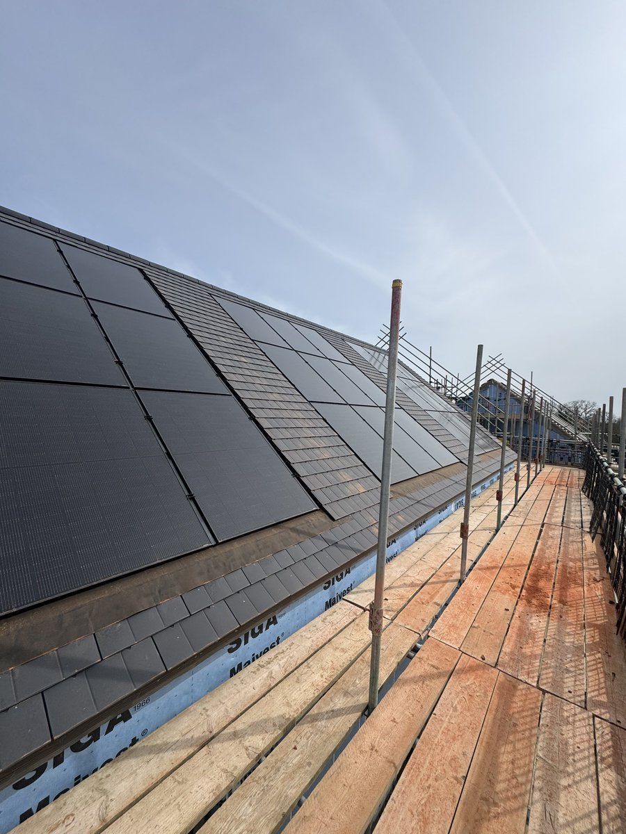 thedenski's tweet image. Well we have finished the visum3 roof, not my favourite tile to lay, but I don’t think they look that bad. Whats your opinion like and comment below #ukconstruction #roofinglife #roofing