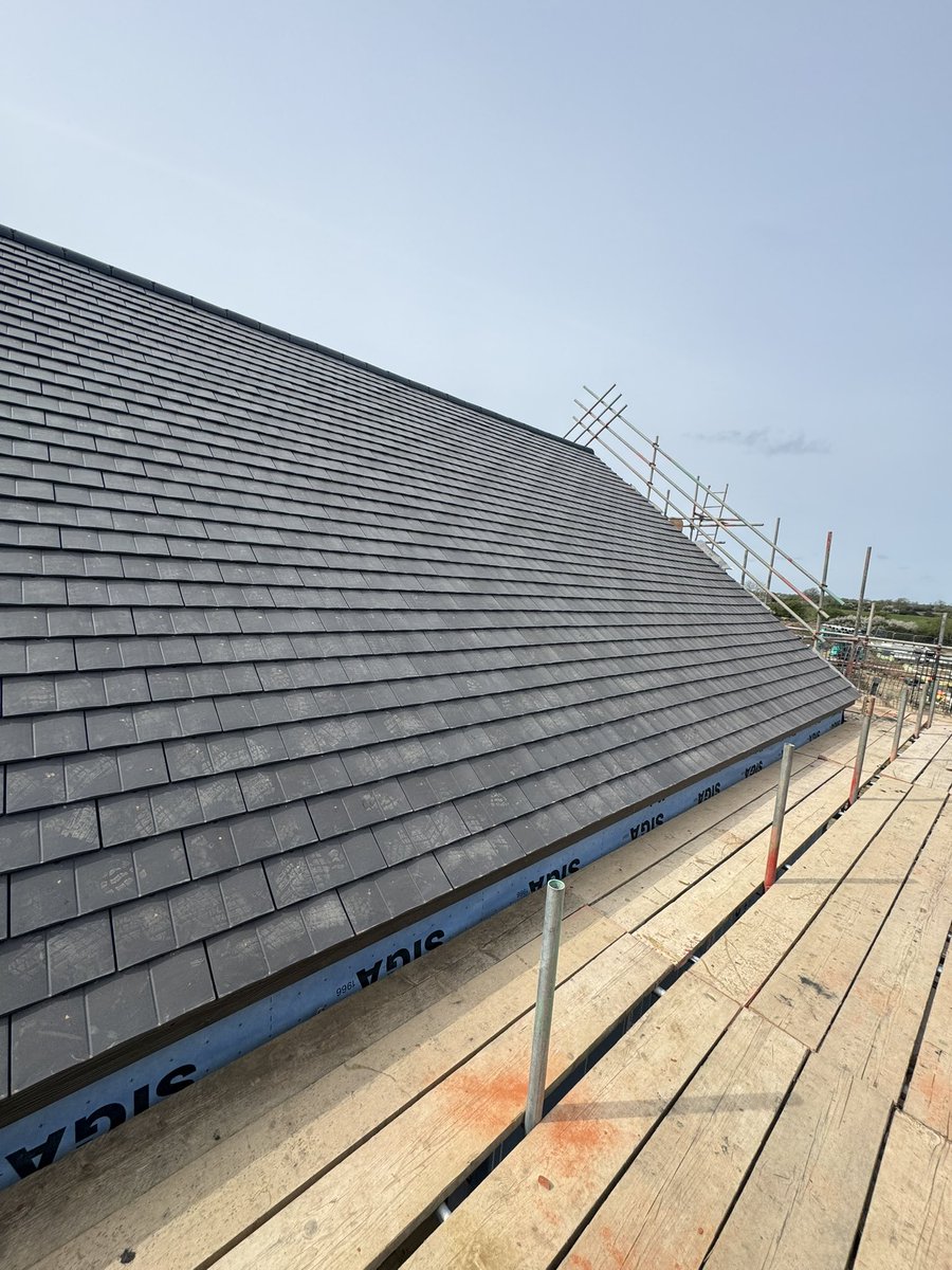 thedenski's tweet image. Well we have finished the visum3 roof, not my favourite tile to lay, but I don’t think they look that bad. Whats your opinion like and comment below #ukconstruction #roofinglife #roofing