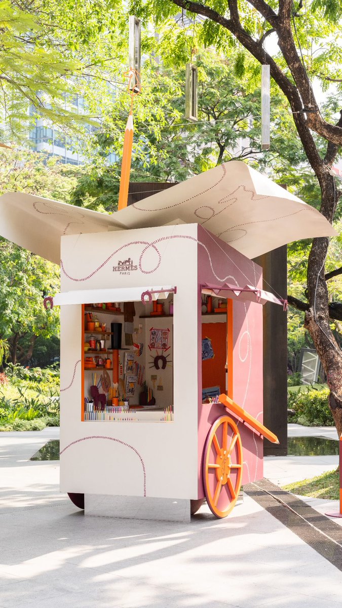 cppluxury's tweet image. HERMÈS showcases "Drawn To Craft" immersive pop-up in Makati, Manila (Philippines)

#Hermès #DrawnToCraft #Makati #Manila #luxuryfashion #luxury #fashion #crafts #craftsmanship #luxurylifestyle @Hermes_Paris