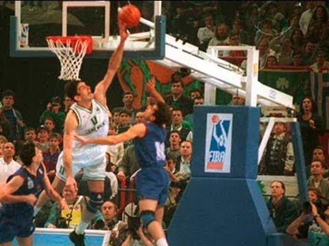Hemeroteca_FCB's tweet photo. 😺 Bon dia i salut! 💙❤️

🏀 Avui fa 3⃣0⃣ anys de l'atracament de París. El Barça no va aconseguir la seva primera Eurolliga després d'una sèrie de greus errors dels àrbitres. El més greu, un tap il·legal de Vrankovic a Montero.
Barça 66-Panathinaikos 67. https://t.co/a8JgLcONaY