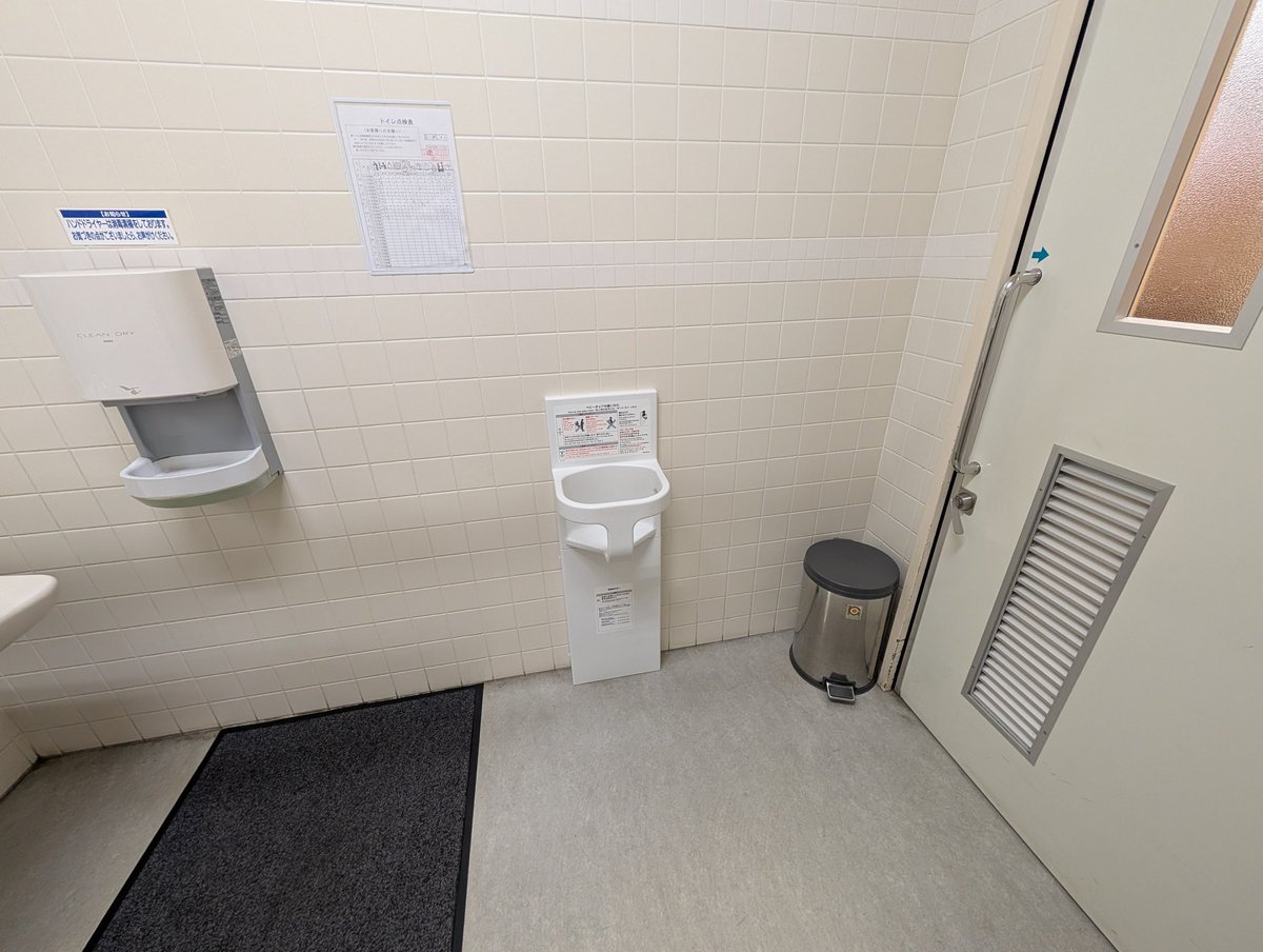 TOILET159357's tweet image. コメント：シンプルなトイレです。
清潔でナチュラルな雰囲気です。
設備面で考えると､
イオンモール 高崎側（専門店街側）
の方が充実していると思います。
評価：★★★★★
洋式便器：TOTO C480S
#トイレ #TOTO #佐藤満春さん推し