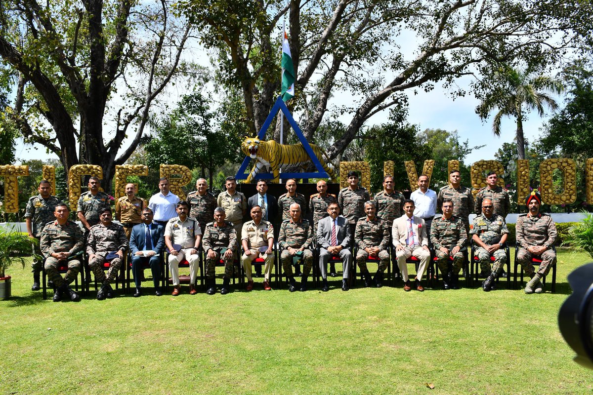 prodefencejammu's tweet image. #Synergy
#NationBuilding
#StrongandCapable 

Together we Stand Strong !

Joint Security Review Meeting  conducted at #Jammu to synergise operational efforts in Rising Star Corps.

@SpokespersonMoD
@Divcomjammu
@bsf_jammu
@igp_jammu
@JmukmrPolice
@westerncomd_IA
@RisingStarCorps