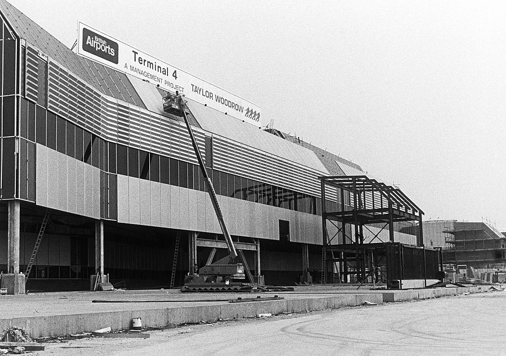 Heathrow Airport tweet media