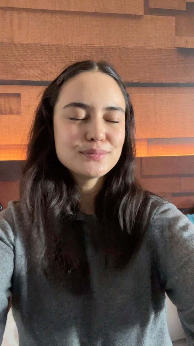 soapneyy's tweet photo. very fond of this girl who is going to be okay pose that courtney does https://t.co/iXkqYf1NUE