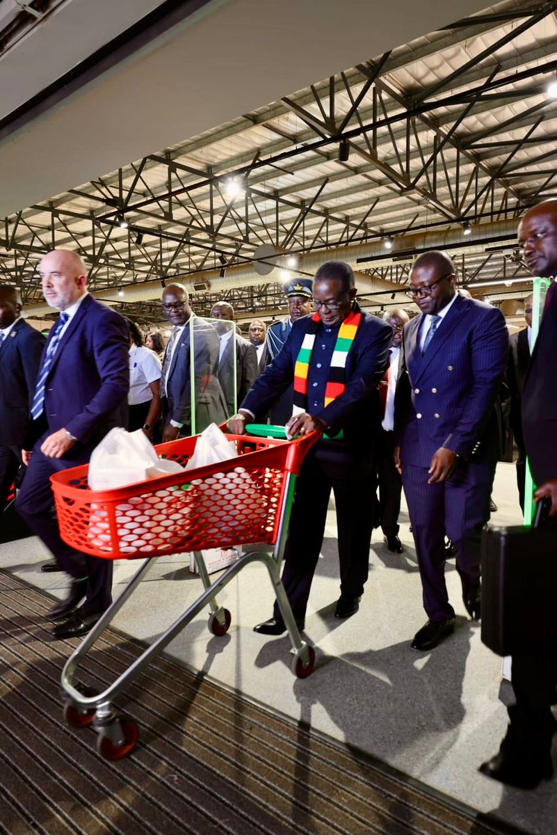 ZBCNewsonline's tweet photo. During his tour of the Greenfields Showgrounds, President Dr Emmerson Mnangagwa stopped at a local retail outlet to purchase groceries.
#ZBCUpdates #ZiG #GreenfieldsMall #PresidentMnangagwa #EconomicStability #BuyZimbabwe #MonetaryPolicy https://t.co/yILAXWTlg1