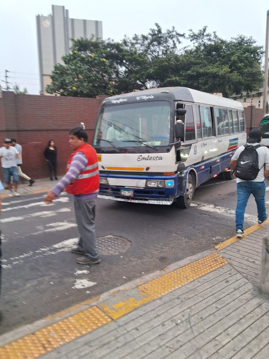 RAULRAMIREZJARA's tweet photo. A ver si despiertan a los muchachones de la @MuniMiraflores  @ATU_GobPeru @PoliciaPeru y se dan una vuelta en el cruce de benavides y p de la república, de un distrito abandonado a su suerte. @elcomercio_peru @miraflores24h @CarlosCanalesA2 @MuniLima @ExpresoPeru @ensustrece https://t.co/zIoiI9FRA3