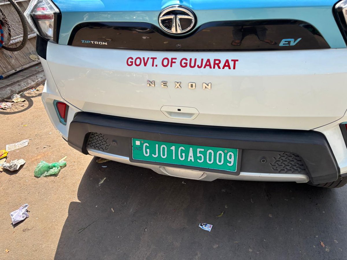 માનનીય સાહેબશ્રી <a href="/PoliceAhmedabad/">AHMEDABAD TRAFFIC POLICE</a>  ,ને વિનંતી કે આ કાર શાહપુર શાંતિ પુરા વિસ્તારમાં  ૩ વાગ્યા ની આસપાસ સ્પીડ માં ગાડી ચલાવી. ત્યાં સ્થાનિક લોકો સાથે બોલી ચાલી કરી. સરકારી અધિકારી જણાવી ધમકી આપી છે. તો તપાસ કરી જાણ કરશો. જીતુ સોલંકી (જ.સે. અમદાવાદ શહેર કોંગ્રેસ સમિતિ) 7600656938