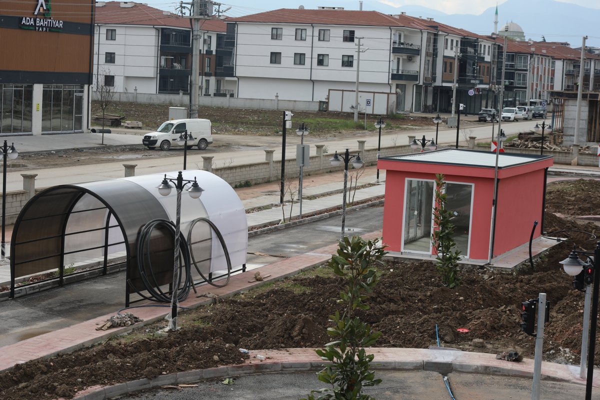i_karakullukcu's tweet photo. 🚦 Arifiye Trafik Eğitim Parkı’nda sona gelindi!

Fatih Mahallesi Gödemen Mevkii’nde yapımı süren Modern Trafik Eğitim Parkımızda son düzenlemeler devam ediyor. Ağaç dikimi, çim ekimi ve yol çizgilerinin tamamlanmasının ardından parkımızı kısa süre içinde hizmete açıyoruz. 🌳

Çocuklarımızın hem eğlenip hem trafik kurallarını öğrenebileceği bu önemli yatırım Arifiye’mize hayırlı olsun.