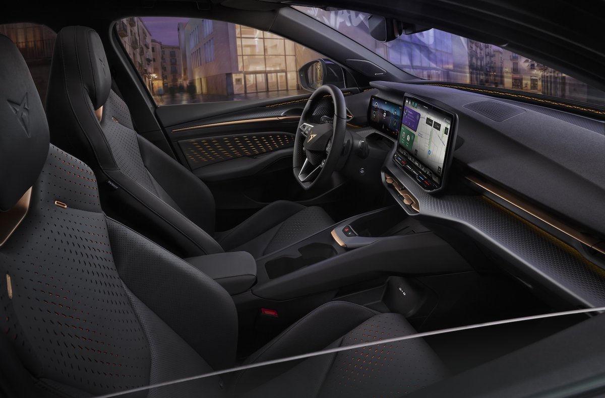 mondialdelauto's tweet photo. CUPRA Raval 2026 : elle incarne une nouvelle vision de la mobilité urbaine sportive, connectée, et résolument tournée vers l’avenir 😍!

Chaque détail, à l’intérieur de la CUPRA Raval, a été pensé pour intensifier la connexion entre le conducteur et la voiture. La console centrale suspendue, quant à elle, libère un espace de rangement. Au centre du tableau de bord on retrouve un écran d’info-divertissement de 12,9 pouces, couplé au Digital Cockpit de 10,25 pouces.

Tout ce qu'il faut savoir est sur https://t.co/IQL1wLZPoT 👉 https://t.co/Z313PMUegO

📸 Crédits photos @CUPRA