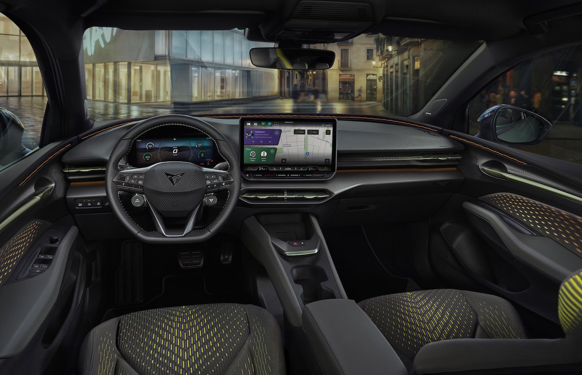 mondialdelauto's tweet photo. CUPRA Raval 2026 : elle incarne une nouvelle vision de la mobilité urbaine sportive, connectée, et résolument tournée vers l’avenir 😍!

Chaque détail, à l’intérieur de la CUPRA Raval, a été pensé pour intensifier la connexion entre le conducteur et la voiture. La console centrale suspendue, quant à elle, libère un espace de rangement. Au centre du tableau de bord on retrouve un écran d’info-divertissement de 12,9 pouces, couplé au Digital Cockpit de 10,25 pouces.

Tout ce qu'il faut savoir est sur https://t.co/IQL1wLZPoT 👉 https://t.co/Z313PMUegO

📸 Crédits photos @CUPRA