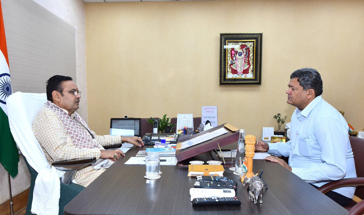माननीय मुख्यमंत्री श्री भजनलाल शर्मा जी से मुख्यमंत्री निवास पर खाद्य एवं नागरिक आपूर्ति मंत्री श्री सुमित गोदारा जी ने शिष्टाचार भेंट कर प्रदेश के विकास से जुड़े विभिन्न विषयों पर सार्थक एवं सकारात्मक चर्चा की।

#आपणो_अग्रणी_राजस्थान

<a href="/BhajanlalBjp/">Bhajanlal Sharma</a> 
<a href="/Sumit_Godara11/">Sumit Godara</a>