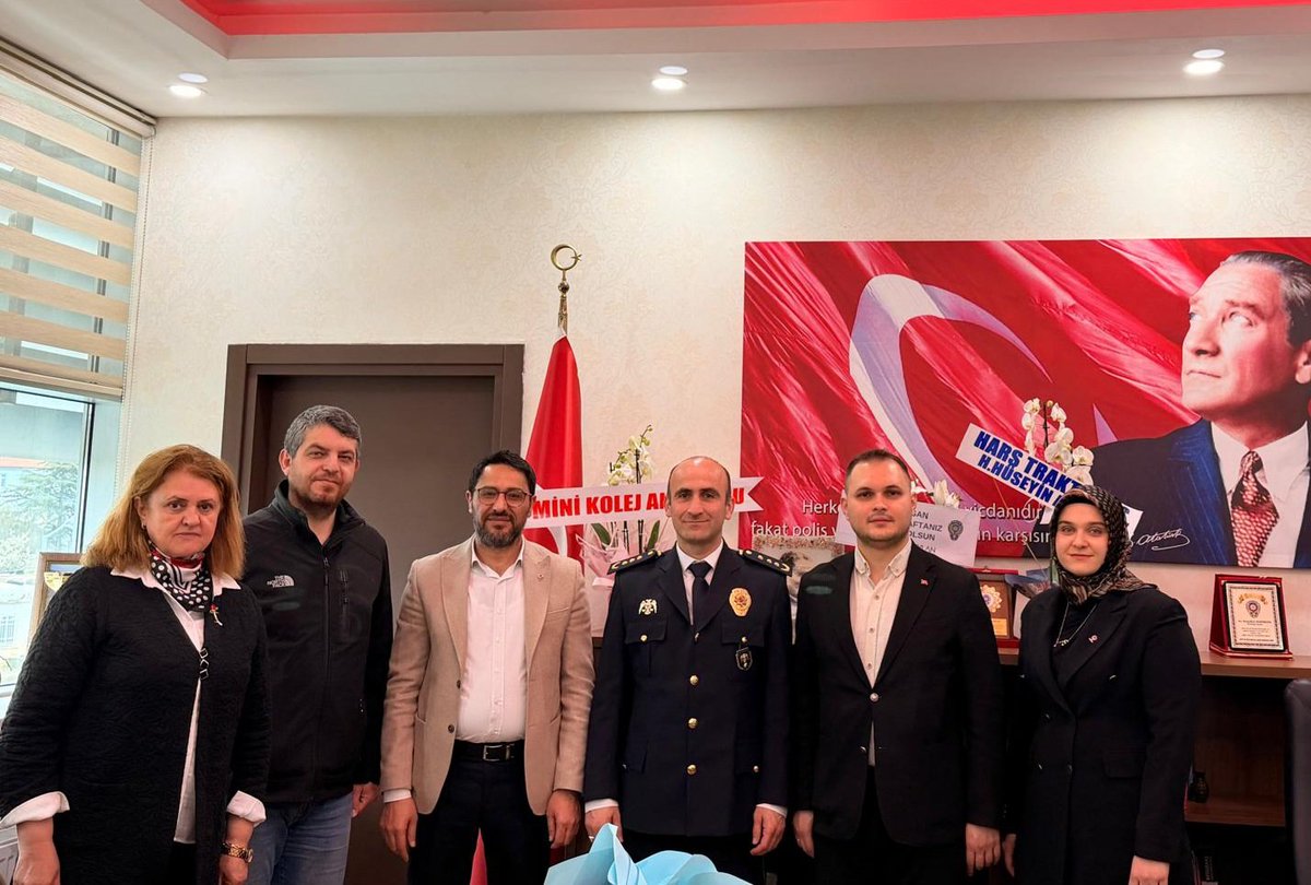 Türk Polis Teşkilatımızın 181. kuruluş yıl dönümü vesilesiyle İlçe Emniyet Müdürlüğümüzü ziyaret ederek Polis Haftası’nı kutladık. Milletimizin huzur ve güvenliği için gece gündüz demeden fedakârca görev yapan tüm emniyet mensuplarımıza teşekkür ediyor, başarılar diliyoruz.