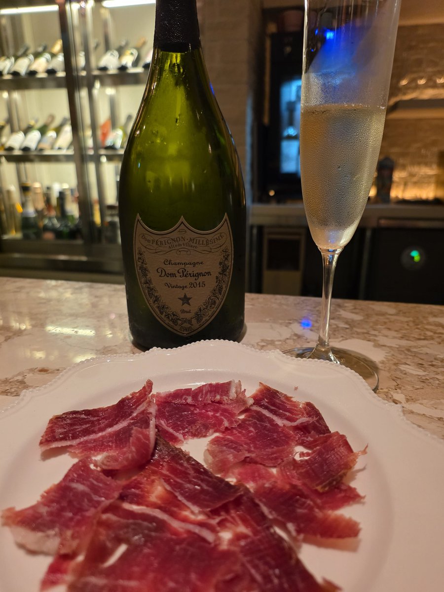 IT_wine_expert's tweet photo. 16周年、本当におめでとうございます！生ハムもメチャ美味しかった～😊 #サロンドバー117 https://t.co/L1c9Slf7Mj
