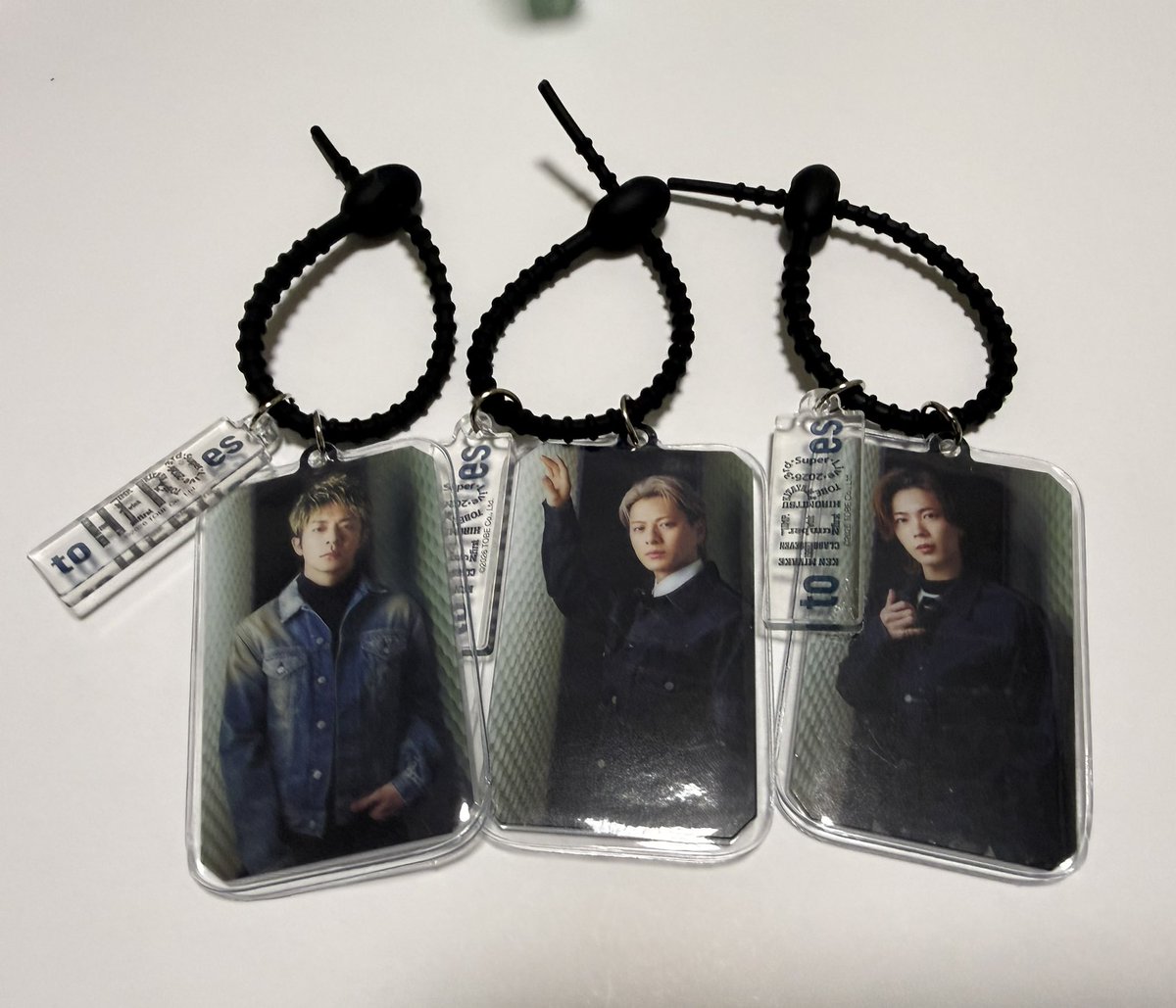 mokomokousako14's tweet image. 6枚入りってとこを見てなくて3つ買ってしまった😂
早速入れてみたけどほんとにぴったりサイズ(⑉&amp;gt;ᴗ&amp;lt;ﾉﾉﾞ👏🏻👏🏻👏🏻
保護もできてかっこいい3人見て顔が緩む☺️❤️🩵💜