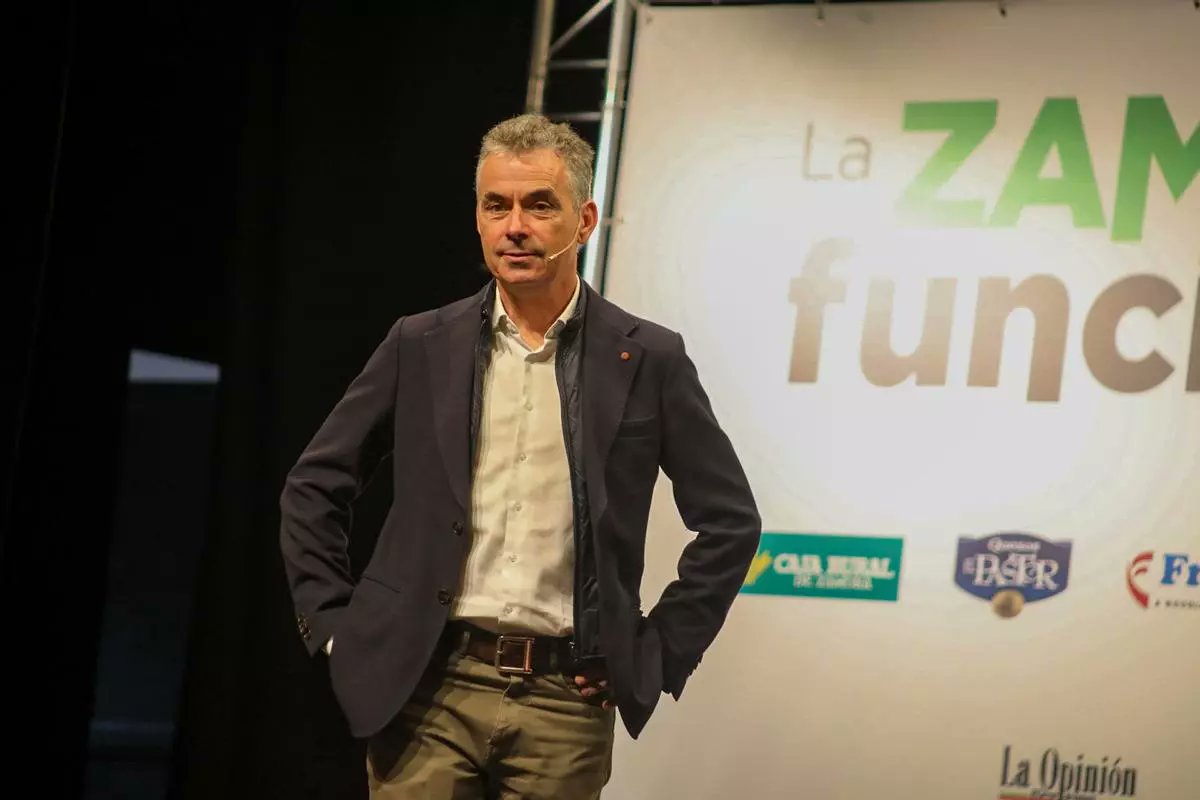 Veolia_Es's tweet photo. Tenemos claro que #Zamora es Agua, donde llevamos trabajando, cada día, desde hace más de 50 años. Pero Zamora es mucho más: es calidad de vida, oportunidades y futuro.   

🗣️ Nuestro director ejecutivo de @Veolia_Es en Castilla y León, @jgarciadv1, ha participado en 'La Zamora que funciona', un evento organizado por @opiniondezamora para mostrar a los estudiantes que la provincia ofrece oportunidades laborales y de desarrollo.   

👉 García del Valle ha destacado la apuesta de
@Veolia_Es por la ciudad de Zamora y sus habitantes, animando a labrarse el futuro en esta ciudad para generar  tejido social, dinamizar la economía y mantener vivos los servicios y oportunidades.  

➡️https://t.co/XETxn4OPmA 

#Veolia #Agua #OportunidadesLaborales #LaOpinión