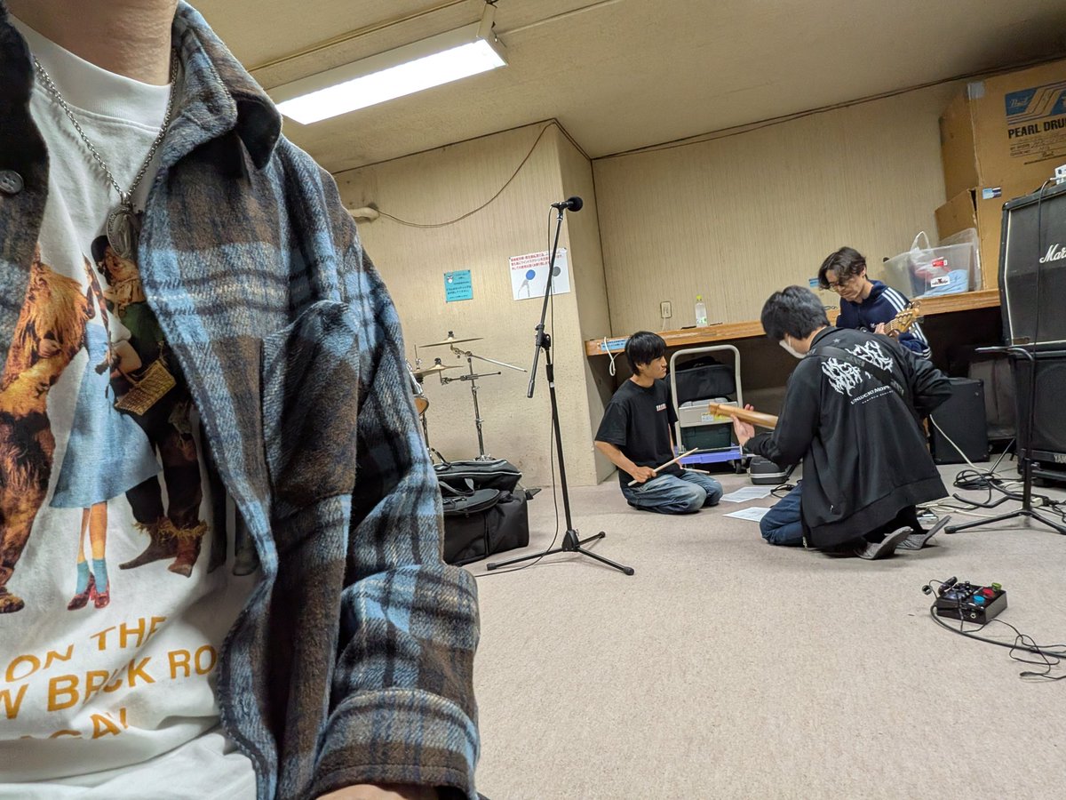 今日はスタジオです
ボーカルがわからん会話を3人でしよんさっです