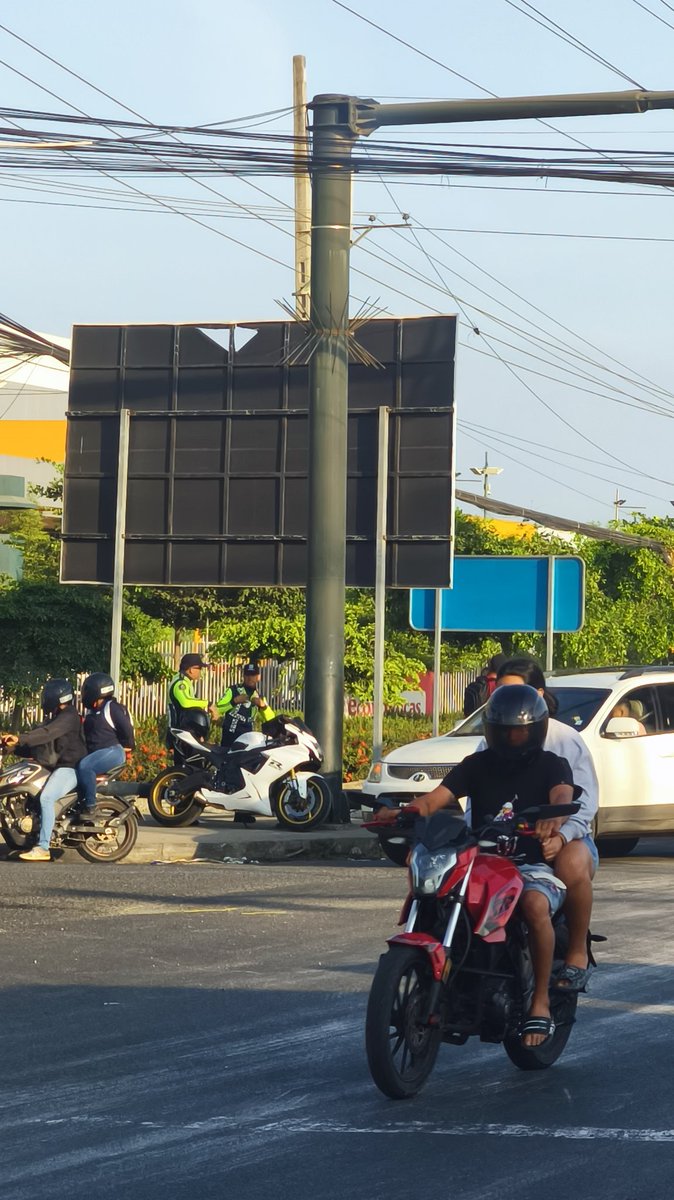 SarmientoCm's tweet photo. @ATD_Duran 
Sus trabajadores tienen patente de corcho para poder estacionar sus motos ( vehículos ) encima de las veredas ?
10-04-2026 
07:40Am https://t.co/KEGzPBSkeZ