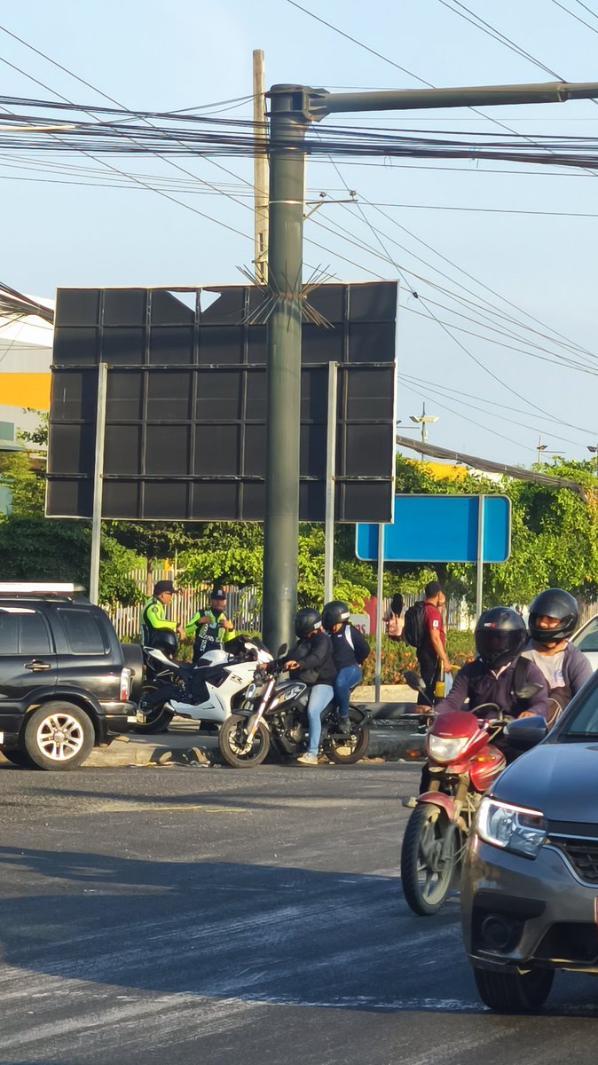 SarmientoCm's tweet photo. @ATD_Duran 
Sus trabajadores tienen patente de corcho para poder estacionar sus motos ( vehículos ) encima de las veredas ?
10-04-2026 
07:40Am https://t.co/KEGzPBSkeZ