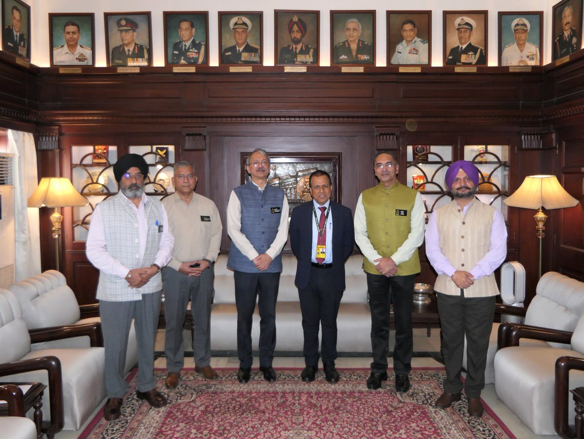 ndc_mod's tweet photo. Shri Sanjay Dwivedi IOFS, DG Ordnance delivered a talk on the topic ‘Corporatisation of Ordnance Factory Board’ at NDC today. He elucidated OFB historical perspective to restructuring for autonomy and steady transformation into competitive &amp; profitable corporate entities. https://t.co/7JzvM4YNZN