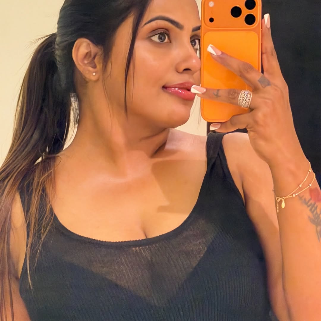 Swathi_Rapeti's tweet photo. Beauty in the mirror appears closer than you think 💫

Itni sundar… zoom karna padta hai 😉

Mirror ki filter avasaram ledu 😎 https://t.co/pJ8efnVlU5