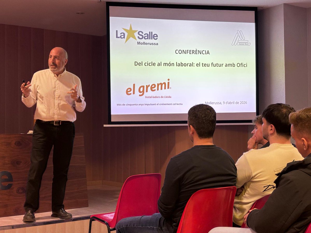 antoni_ruiz_'s tweet image. Avui a La Salle Mollerussa @SalleMollerussa amb el Gremi d’Instal·ladors de Lleida i MAXGE @Retelec_es 

Parlant amb futurs professionals sobre oportunitats reals del sector 🔌🤖

👉 L’ofici té futur
👉 La FP és clau
📖 Més al blog

#FP #Oficis #Talent #Industria #Lleida