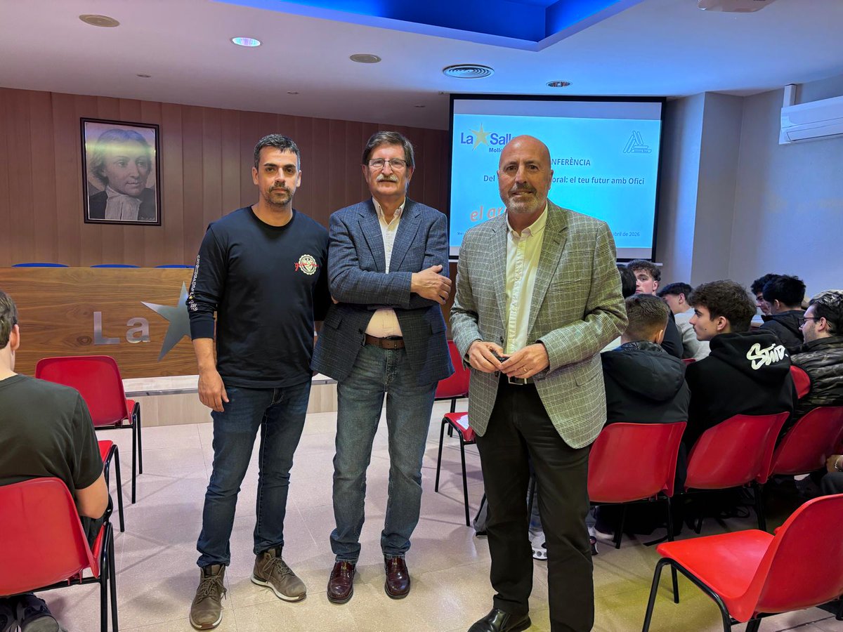 antoni_ruiz_'s tweet image. Avui a La Salle Mollerussa @SalleMollerussa amb el Gremi d’Instal·ladors de Lleida i MAXGE @Retelec_es 

Parlant amb futurs professionals sobre oportunitats reals del sector 🔌🤖

👉 L’ofici té futur
👉 La FP és clau
📖 Més al blog

#FP #Oficis #Talent #Industria #Lleida