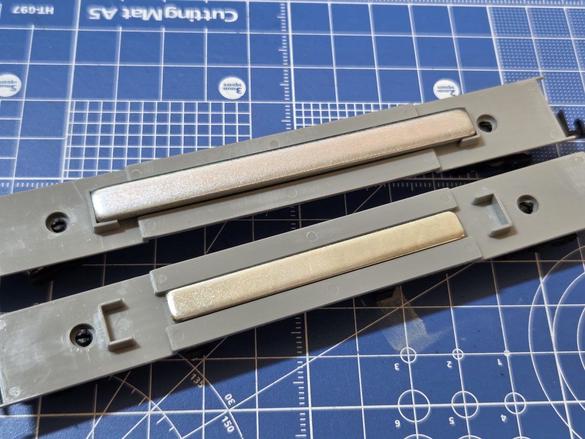 Toyo_S_Line's tweet photo. 床板のオモリです。製品(20m級)のオモリは少し大きいので、床板にそのまま嵌めることができません。ですが18m級用のオモリだと加工無しで入るようです。今回は後者を使うことで加工の手間を減らしてみました。
#相模線キットを作る https://t.co/VmNwqRfNGh