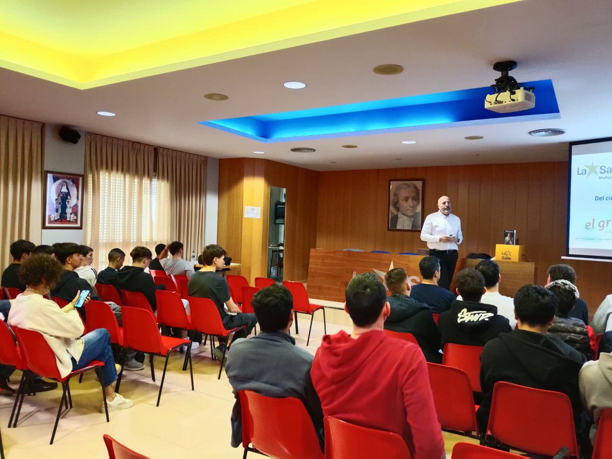 antoni_ruiz_'s tweet image. Avui a La Salle Mollerussa @SalleMollerussa amb el Gremi d’Instal·ladors de Lleida i MAXGE @Retelec_es 

Parlant amb futurs professionals sobre oportunitats reals del sector 🔌🤖

👉 L’ofici té futur
👉 La FP és clau
📖 Més al blog

#FP #Oficis #Talent #Industria #Lleida
